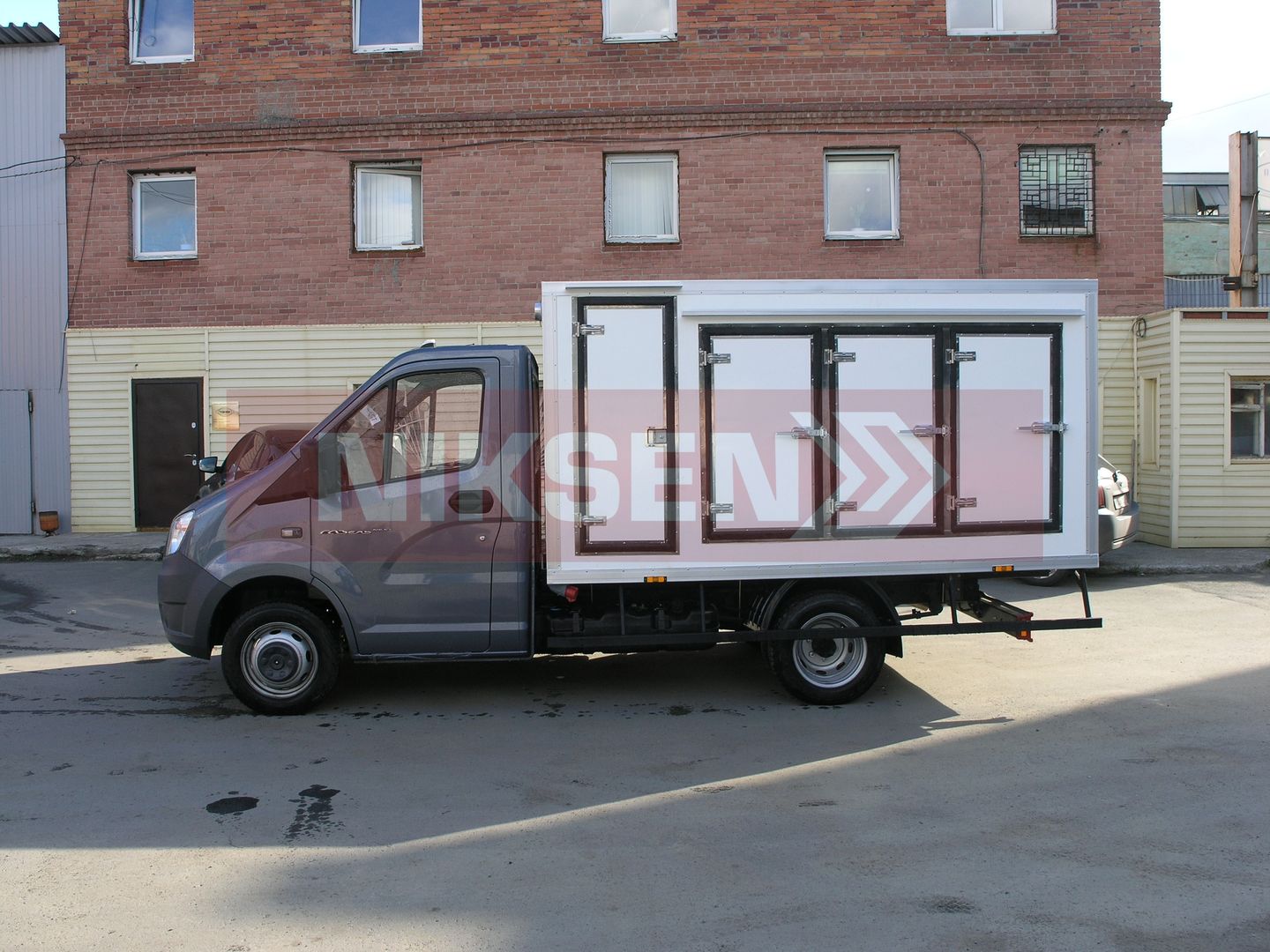 Установка промтоварного фургона на ГАЗель со спальником закабинным