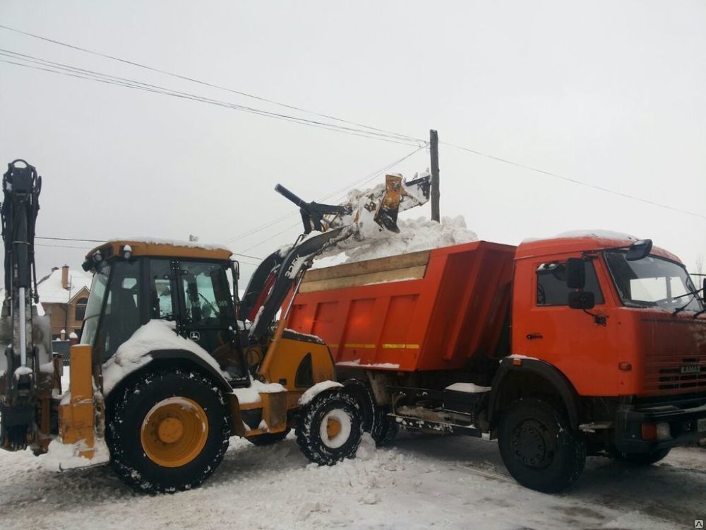 Погрузка снега в КАМАЗ