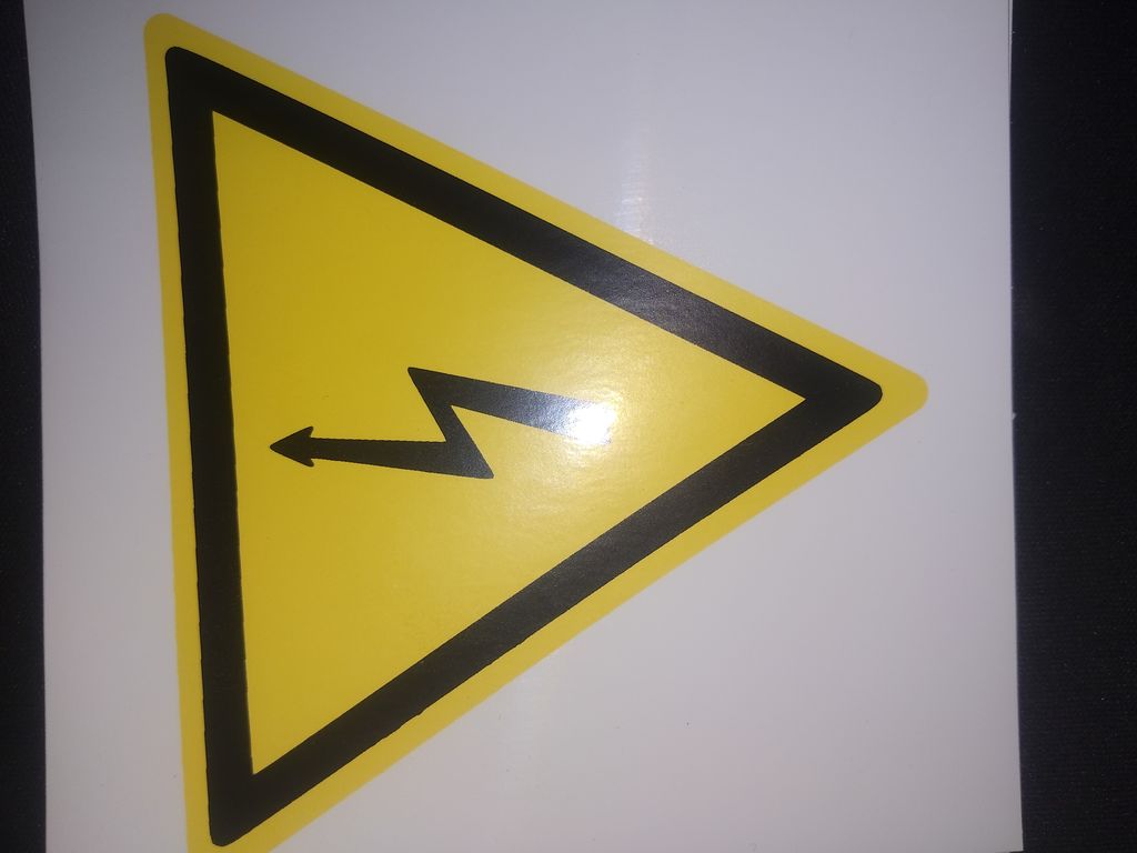 Знак "Опасность поражения электрическим током" 100х100