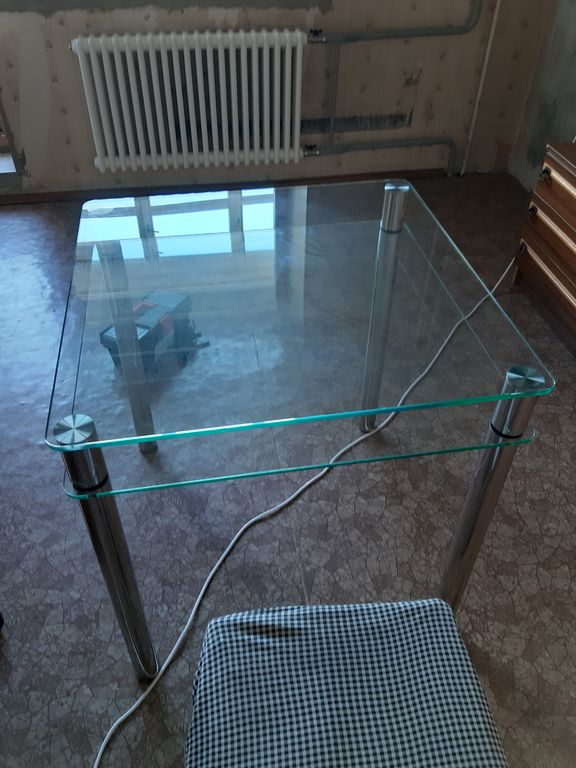 Стол обеденный со стеклянной столешницей