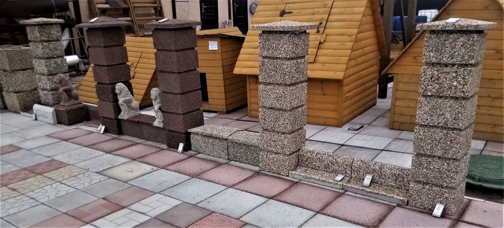 Столбы для забора из наборных бетонных блоков с фактурой Питерский Гравий, размеры 30х30х20 см